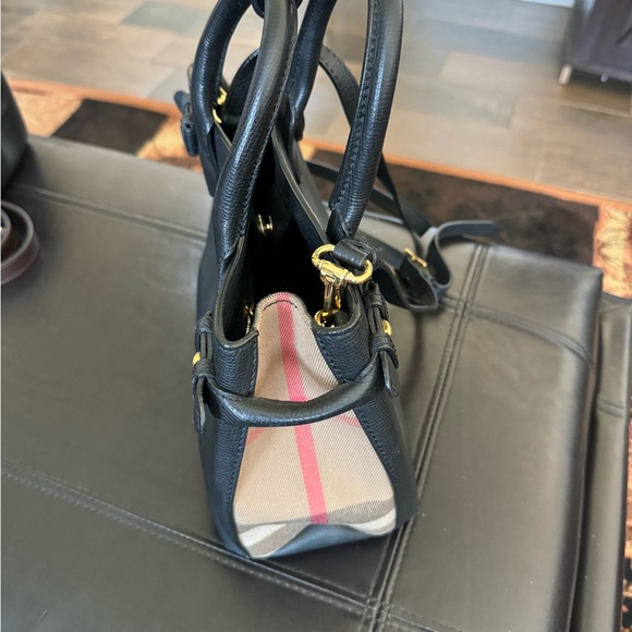 Used Burberry bag. It’s in great condition and 100 percent authentic - Picture 4 of 6